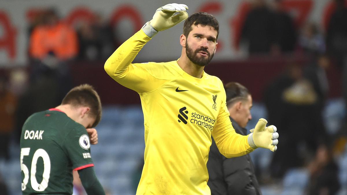 Sudah Latihan, Arne Slot Tunda Comeback Alisson di Liverpool