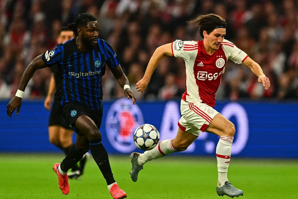 Marcus Thuram melakukan selebrasi setelah mencetak gol pertama Inter dari sundulan melawan Ajax di Johan Cruyff Arena.